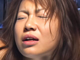 全裸で逆さ吊りにされた女捜査官とM字開脚のまま鉄棒に吊るされた可憐な娘